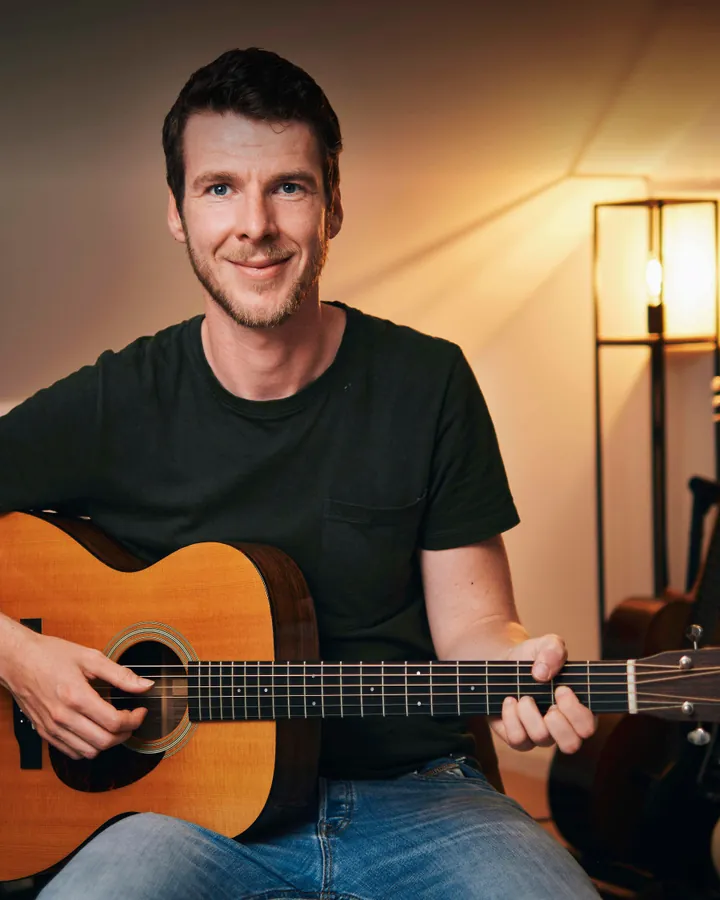 Dries Vanden Borre met akoestische gitaar