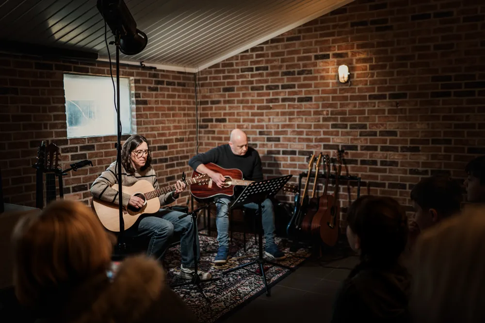 Duo speelt samen op een Summerjam-avond