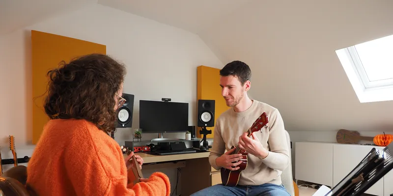 Ukelelelessen bij Dries, leerling en leraar met ukelele